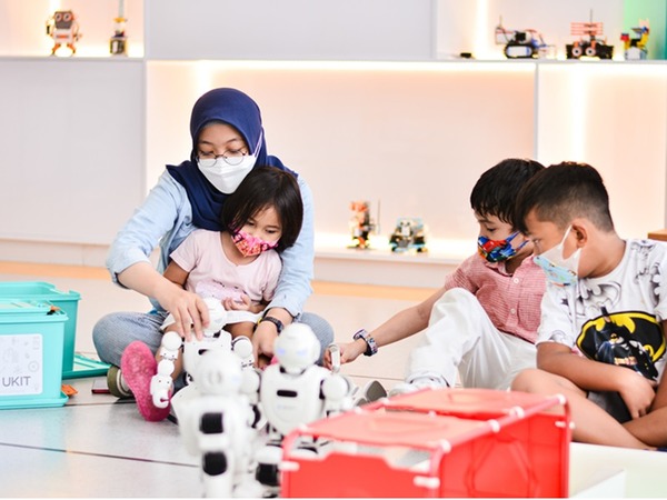 800-Anak Sedang Bermain Robot