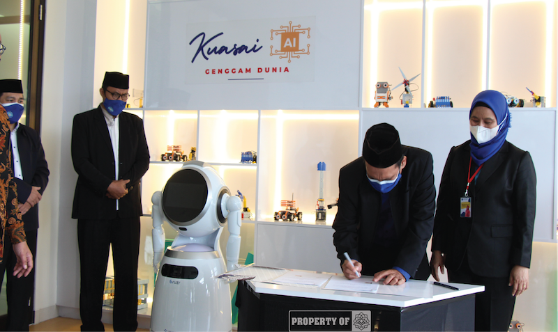 Kerjasama dengan SIT Nurul Fikri   Penandatanganan naskah Kerjasama pengembangan pembelajaran AI dengan Yayasan SIT Nurul Fikri pada Senin, 29 November 2021