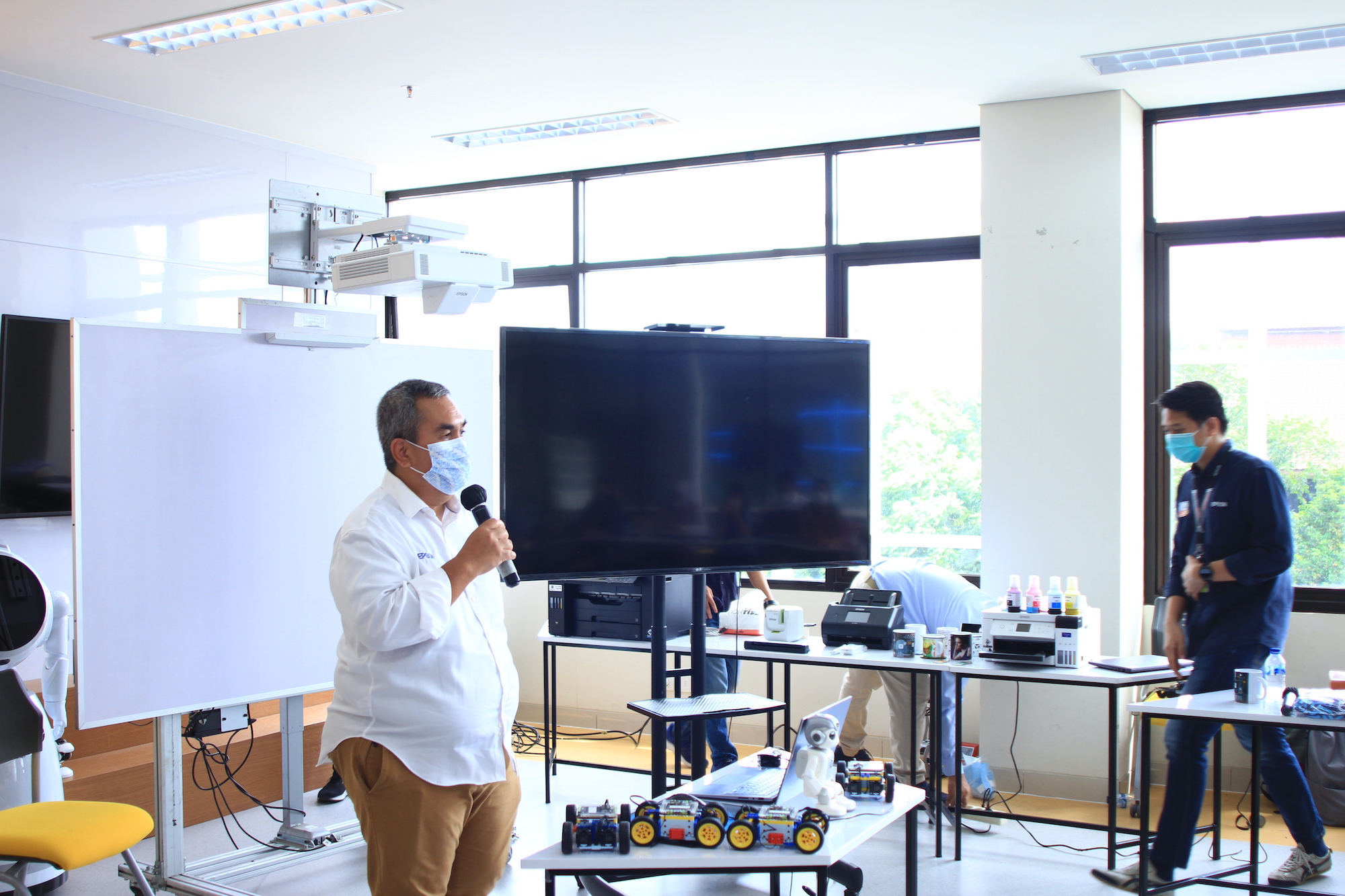 Workshop Epson   Workshop yang diselenggarakan atas Kerjasama AiCI dengan PT Epson Indonesia yang bertujuan untuk memperkenalkan pembelajaran AI