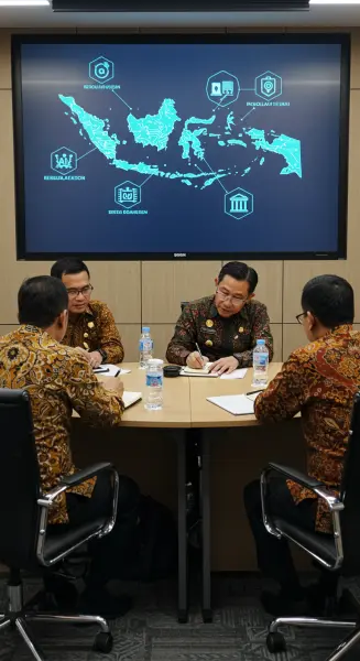 5. Pemerintah bekerja sama dengan berbagai pihak untuk merumuskan regulasi yang komprehensif