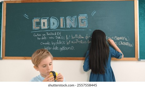 Siswa sedang belajar coding di papan tulis